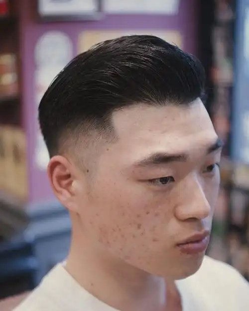 型男经典复古后背头今年很流行