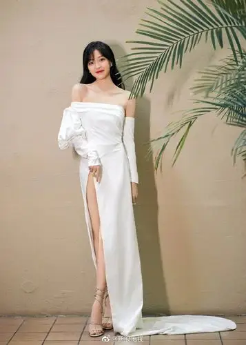 孙千白色抹胸高开衩长裙什么水平