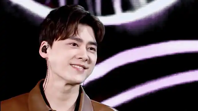 李易峰║湖南卫视跨年 x 《约定》03这个笑awsl太温柔了帅得我掐