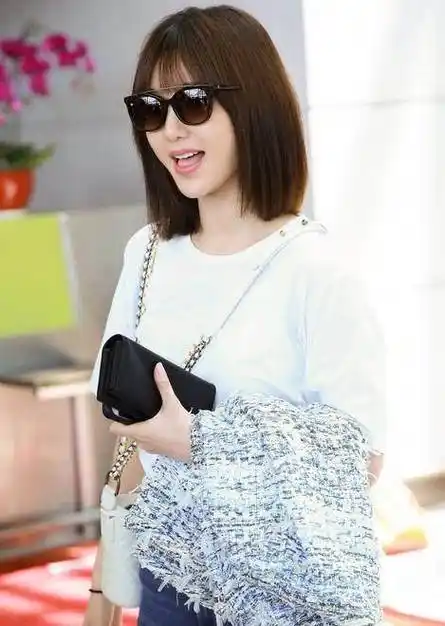 30岁毛晓彤换了一款短发,清爽迷人个性十足,网友:秒变成高校生_造型