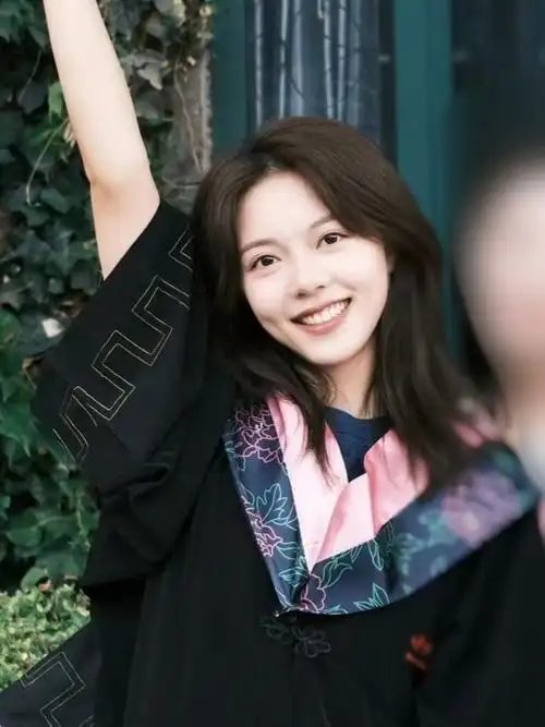 赵今麦学士服毕业照