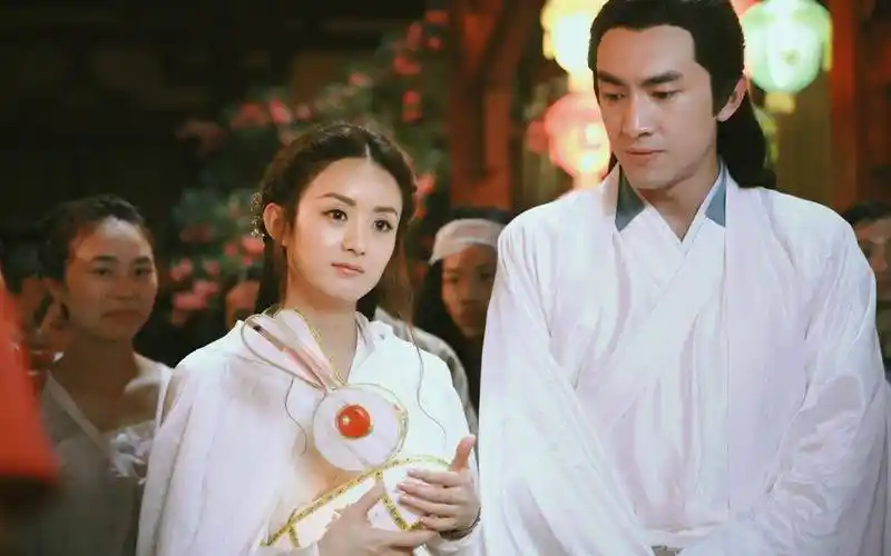 原创赵丽颖林更新甜蜜互动引发热议签名拍立得成粉丝新宠