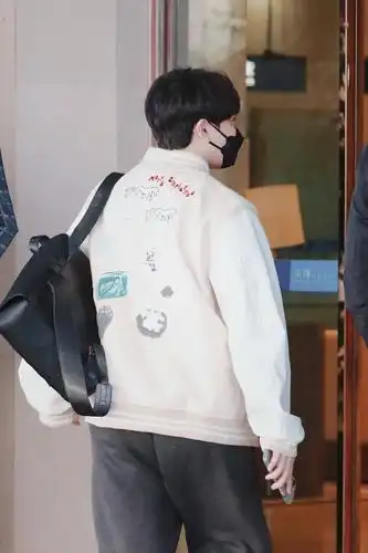 尤长靖昨日从长沙出发飞回北京顺毛小栗子全身图看着更软乎乎