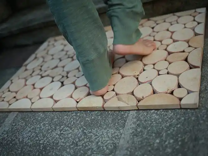 瓷砖 油漆/涂料 用采自东北的桦木木片手工粘接而成,底部带防滑织物