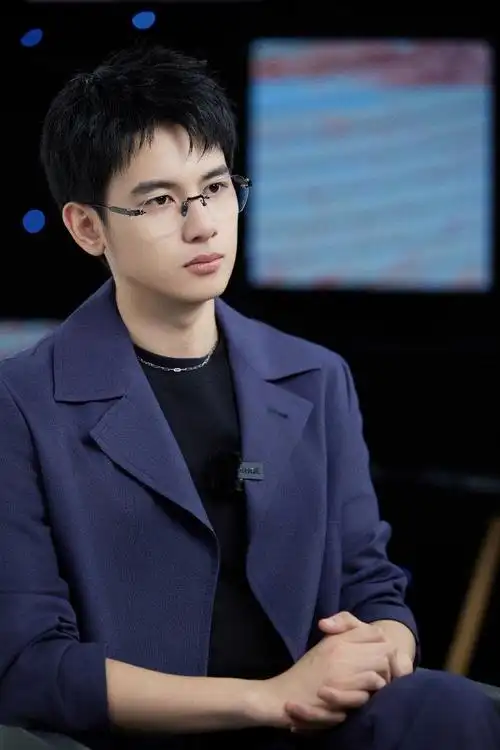 胡先煦眼镜西装真的好喜欢胡先煦的这身造型啊超帅的