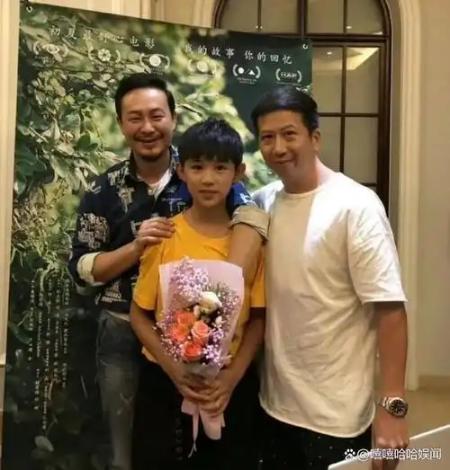 两人参加活动拍合照,荣梓杉反超张颂文大半个头:据说他们要三搭演父子