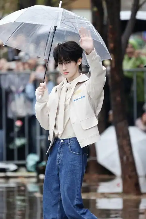 戴眼镜好斯文败类#儒雅的小公子今天这套妆造太好看了@时代少年团