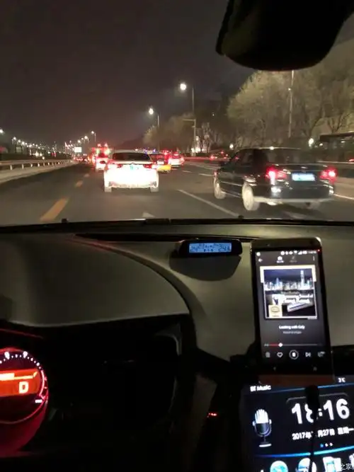 夜晚独自开车听音乐