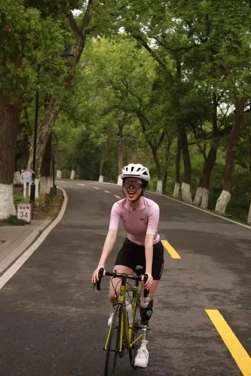 单车美女|假肢骑行女孩陈姿丽的"大胆"生活|快乐|小美好_网易订阅