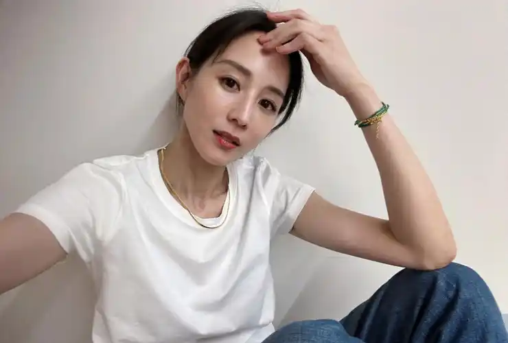 张钧甯穿白t恤配牛仔裤戴墨镜,简约时尚又俏皮