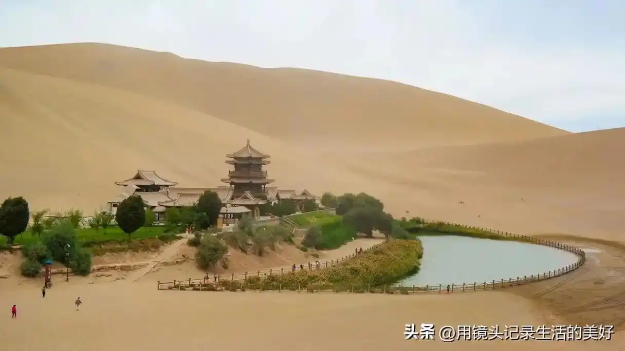 甘肃:月牙泉,沙漠中永不干涸的奇迹.西北最具标志性的5a景点 - 抖音
