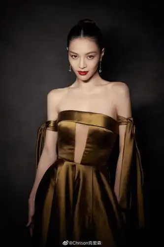 钟楚曦身穿 georges hobeika高级定制,亮相金鸡百花颁奖典礼