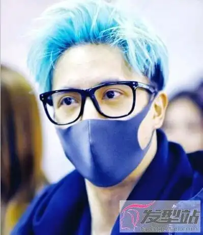 男生染蓝色头发好看吗个性吸睛显别样魅力