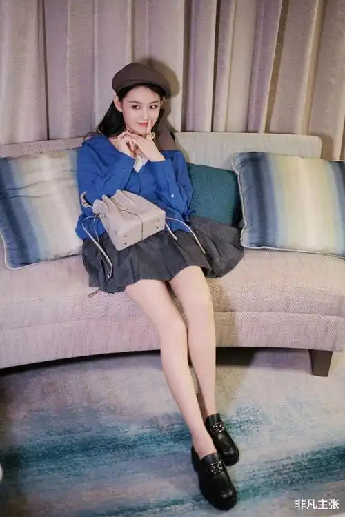 蒋依依包揽我蓝色衬衣穿搭灵感简单搭配又显嫩