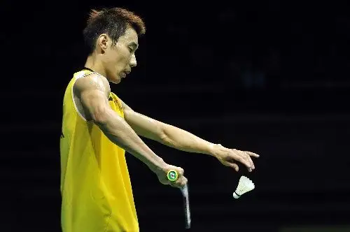 图文:2014新加坡羽毛球赛 李宗伟发球