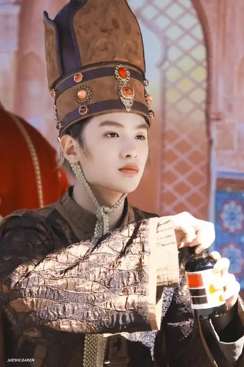 黄明昊战国王侯装