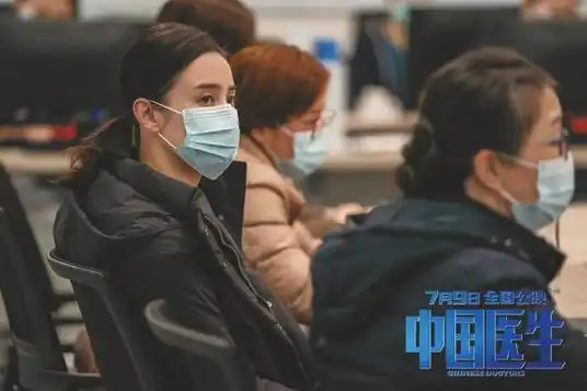 宋佳(左)饰演妇产科主任黄佳慧.