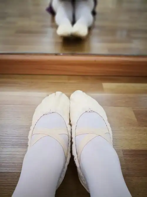 老师说,脚尖再绷紧点,绷到抽筋就对了