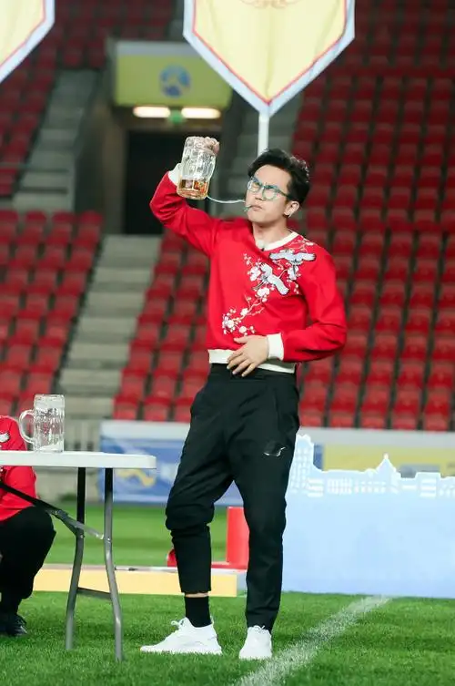 邓超《奔跑吧》暖男无国界 放飞自我表演力爆棚