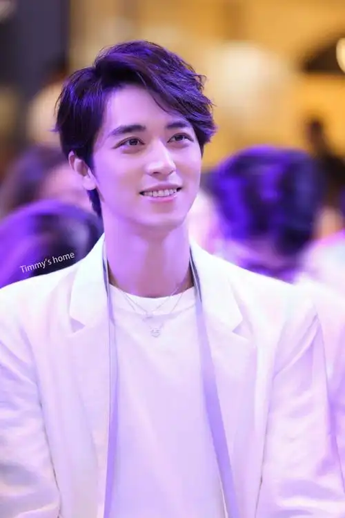 许魏洲超话xwz#许魏洲纯白西装#我的王子,闪耀全场@许魏洲zz