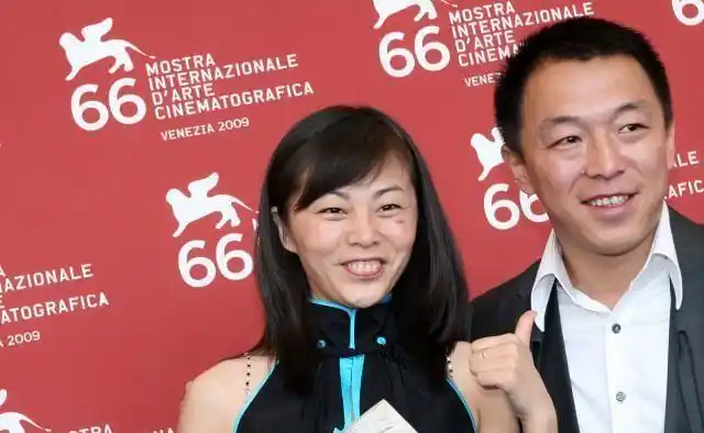 黄渤隐藏18年的老婆竟然是我们熟悉的她难怪这些年零绯闻