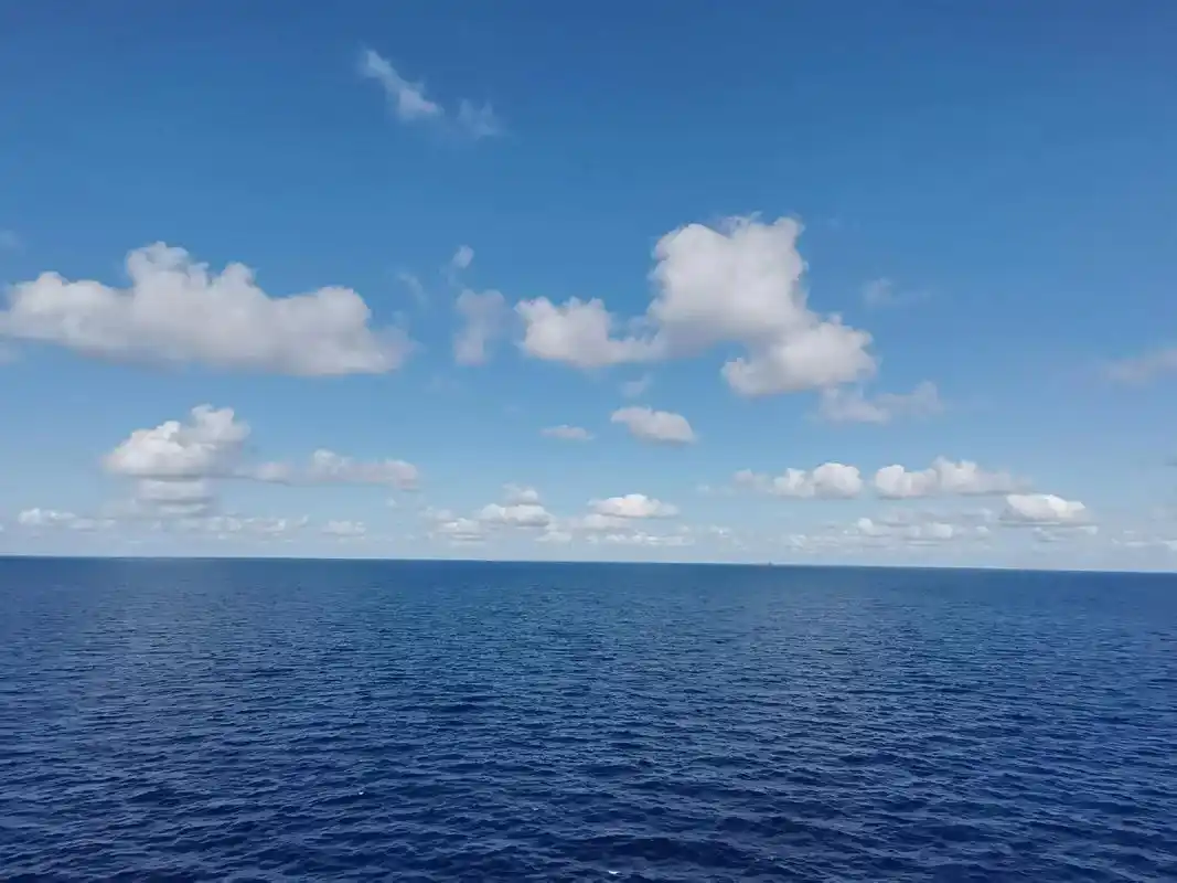 今天天气依旧不错,来一波海上白云的照片#治愈系风景 #美景  - 抖音