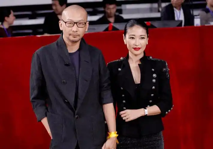 管虎梁静现身破离婚传言亲密牵手俩人机场高调秀恩爱