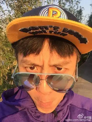 邓超戴墨镜搞怪自拍网友调侃变锥子脸了图7