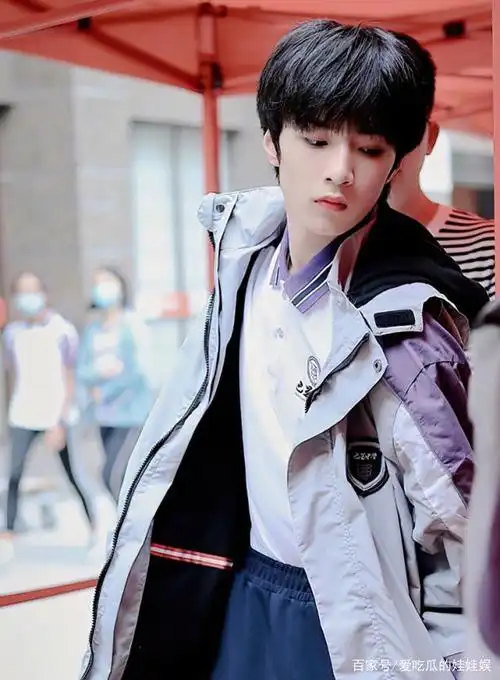 15岁刘耀文初中毕业照曝光,颜值外形太耀眼,充满青春活力