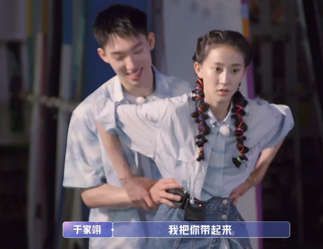 于家翊太会谈恋爱了,不经意的与张豆豆牵手拥抱,像巧克力一样甜_腾讯