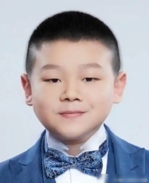 岳云鹏真会玩,童年照和刘德华成龙p一起,老婆留言村里风水真好