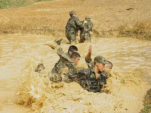 解放军特种部队士兵一拳打晕外军搏击高手图