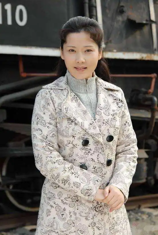 何赛飞的脸没打玻尿酸真耐看岁月痕迹再明显还是很优雅大方