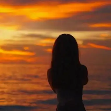 女生头像落日夕阳,海边背影女生图片唯美_背影_头像控