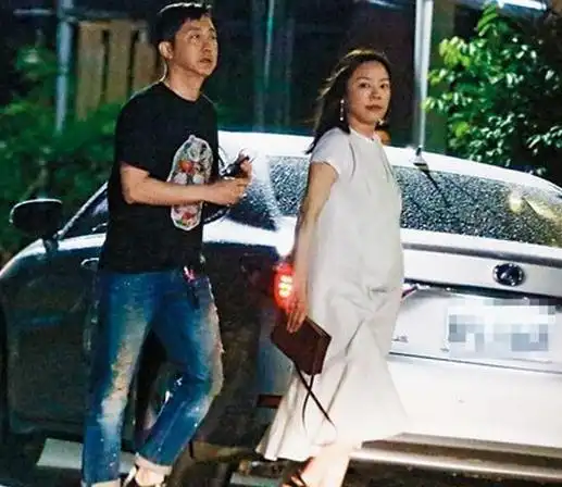 长的多像爸爸!你看看这小脚!太可爱了!"目前哈林并