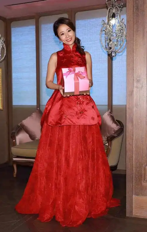林心如换上红色礼服,满脸幸福的笑容.