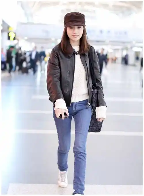 董洁高颜值就是任性,一件针织衫搭配牛仔裤走机场,秒变清纯少女_女性