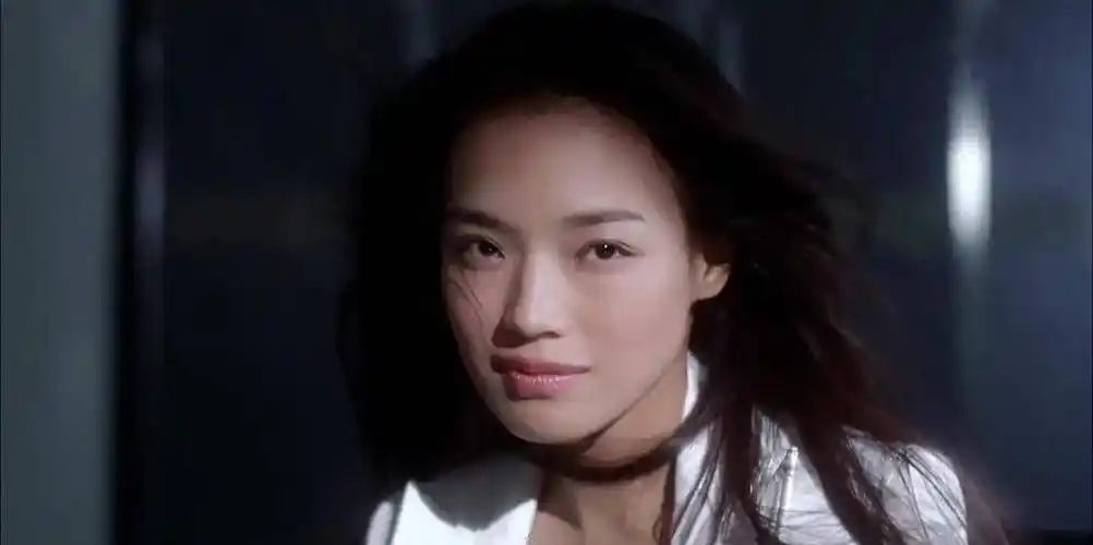 所以舒淇真的不适合把头发都梳上去,或者盘发,她就是适合这种大波浪的