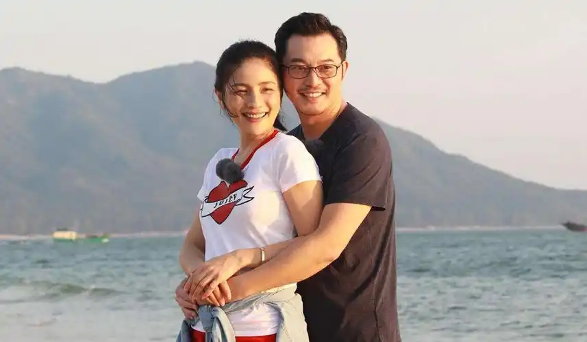 徐峥费尽心思为爱妻陶虹庆生合照时却被一旁沙溢实力抢镜