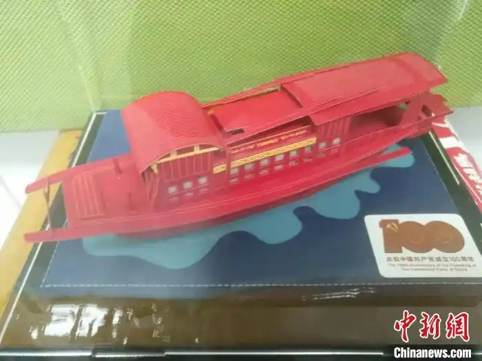 这是手工达人,"最美志愿者"柯文沣耗时数日研发制作的环保纸艺红船