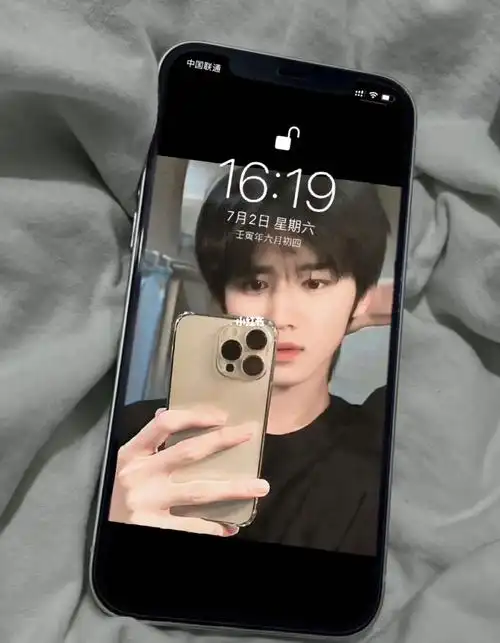 115宋亚轩对镜自拍