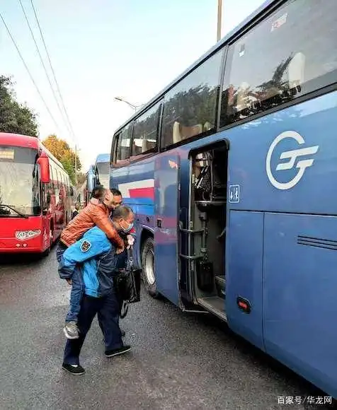 尤其是需要乘坐公交车等交通工具时,如果没有人帮一把,上下车会非常