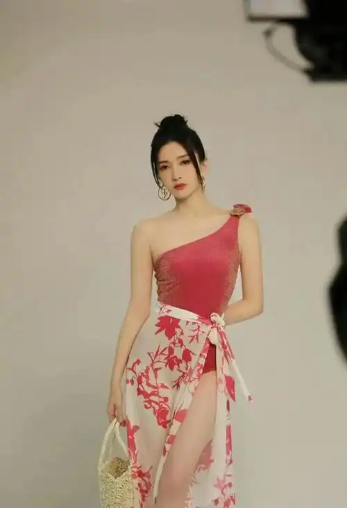 江疏影泳装代言大片匀称的身材感觉很紧致的样子