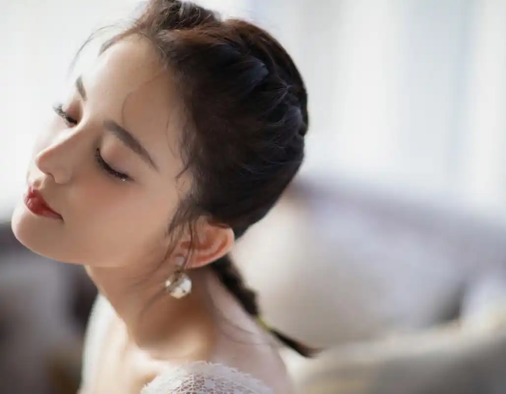 古力娜扎小清新吊带连衣裙无修生图美照,难怪叫网友会称呼她为:神仙