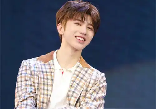 蔡徐坤最新帅气图片_追梦少年蔡徐坤