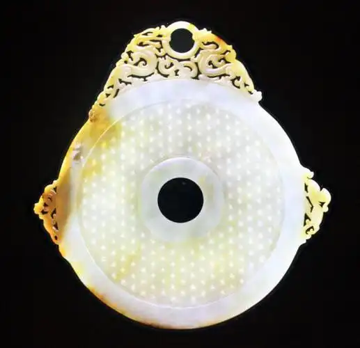 在玉器展厅内,一块国宝级文物"东汉龙螭衔环谷纹青玉壁",引起参观者