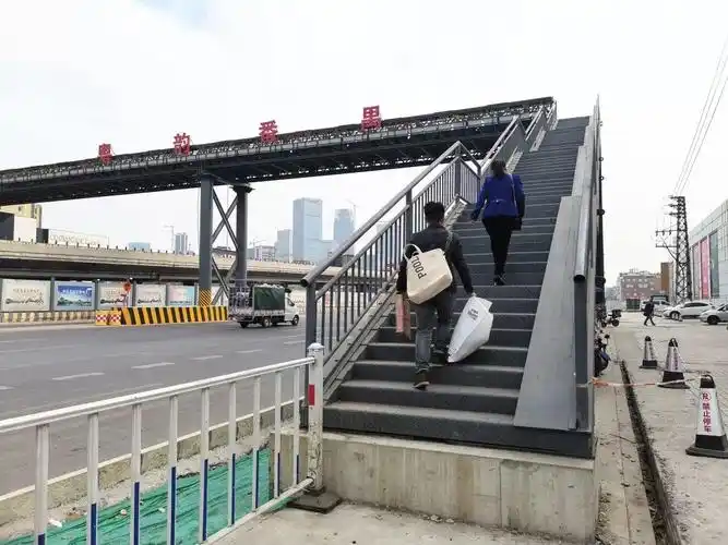 番禺大道新建2座人行天桥,过马路不再心惊惊,在你家附近吗?