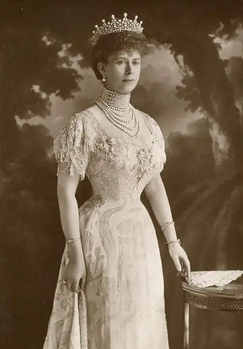 伊丽莎白女王继承母亲,祖母和曾祖母的名字,头衔多到眼花缭乱