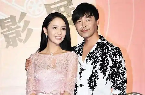 陈思诚佟丽娅为8岁儿子合体过年,全家福曝光,孩子像爹越长越壮|陈思诚