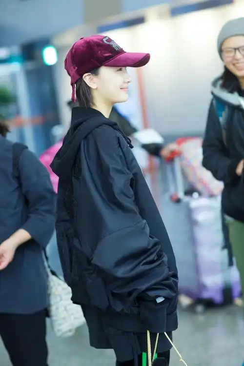 组图周冬雨现身台北机场粉丝送机小黄鸭气球抢镜